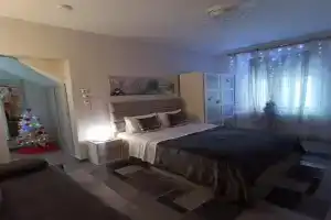 Studio Santa Monica, Trikala