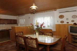 Apartments with parking space, Brac - 16699, Supetar