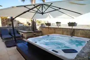 Harbour Views Duplex Maisonette with Jacuzzi Hot tub Guest house, Ghajnsielem