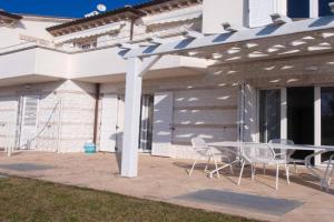 S018 -, nuovissimo trilocale in pietra con giardino dx Apartments, Sirolo