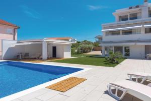 Two-Bedroom Apartment In Murter, Betina