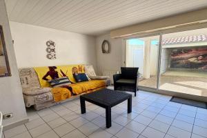 Appartement Calme avec Terrasse et Garage à - FR-1-323-145 Apartments, St. Jean-de-Monts
