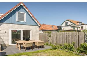 Sunny Bungalow in Heart of Texel Guest house, De Cocksdorp