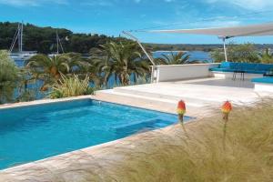 Cozy Home In With House Sea View, Milna