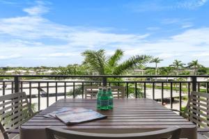 Inviting beachfront condo with large balcony and pool Guest house, Marco