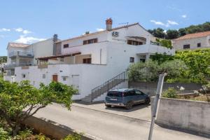 Apartments Soni, Postira