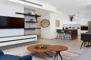 Sea View 2 BR near Shouk Hacarmel by HolyGuest, Tel Aviv