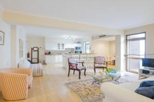 Central Apartment - GARDEN - Free Parking & AC, Funchal