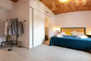 Newly renovated room w Pool & BikeParking, Girona