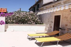 House Davor, Sutivan