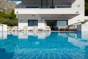 Villa Leona a luxury villa near Makarska, heated pool, Drasnice