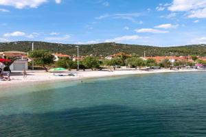 sunny holiday Apartments, Vinisce