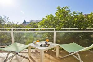 Close to center, quiet, with parking Apartments, Hvar