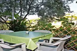 Apartments Nikola, Postira