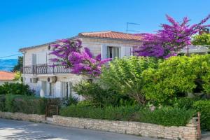 Apartments by the sea, Brac - 17227, Supetar