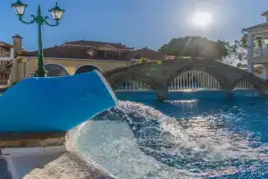 Elpida Hotel, Alikanas