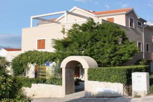 Apartments with parking space, Brac - 5617, Postira