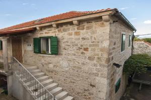 Apartments Brane, Postira