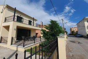 Marianna's House, Ypsos