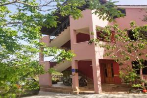 Apartments with parking space, Trogir - 17062, Vinisce