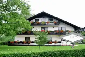 Tiffany Pension, Bled