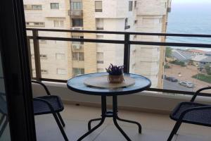 2 BDR Nitza appartment with balkony Apartments, Netanya