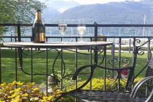 VILLA LAGO FOREGORUND Lakeview Winter Retreat Three-Bedroom Apartment with Balcony, Colico