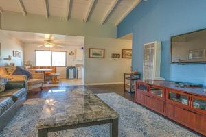 Heart of the Village Cozy, private condo right in the village - just steps from the beach, Carlsbad
