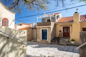 Adorable holiday home located near the beach !, Baska