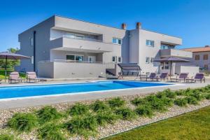 Villa Grande T&D, Pula