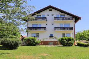 Rooms with a parking space Grabovac, Plitvice - 17419, Rakovica