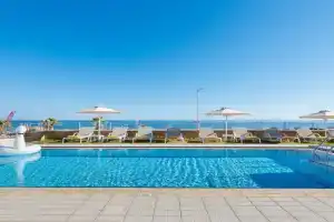 Irida beachfront Villa for 12 steps to amenities, Rethymno