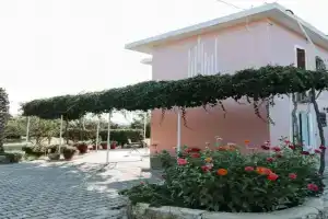 Jerry Apartments, Svoronata