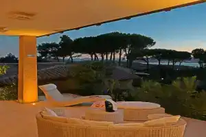 La casa dei tramonti, Baja Sardinia