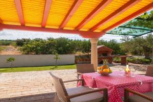 Apartments with parking space, Brac - 16923, Supetar