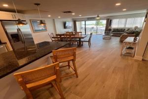 LICENSED MGR - MODERN OCEANFRONT CONDO! BEAUTIFUL OCEAN VIEWS! BEACH RESORT! 2 KING BEDs!, Key Largo