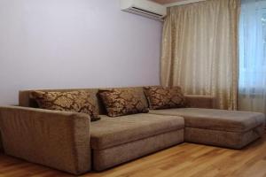 2 k mezhdu dvumya stantsiyami metro Studencheskaya i Akademika Pavlova Apartments, Kharkiv