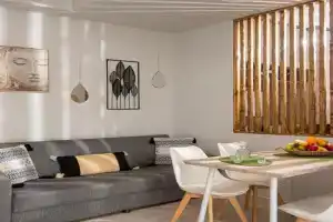 Natasha's Studio Apartment, Stalis