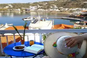 Elena's apartments, Batsi