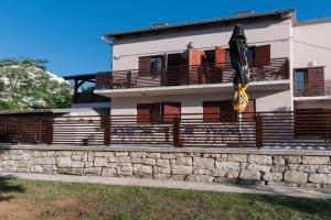 Apartments Tiho, Oltre