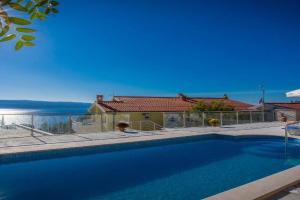 Apartments Saga 2, Mimice