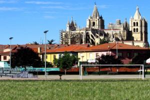 www Parques de la Catedral travel com Parking privado Gratis Apartments, Leon