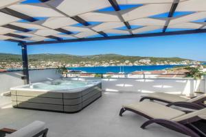 Villa Dalmatian Child with swimming pool, close to the beach, Vinisce