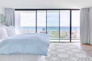 Rincon del Mar Watch Waves Roll in from the LavenderFringed Balcony Guest house, Rincon de la Victoria