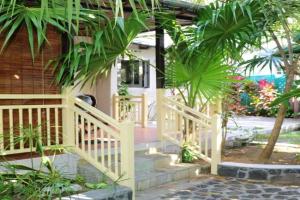 Cosy House in with Private Parking and Terrace, Pointe d'Esny