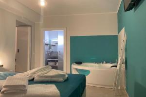 fiori catene tra le torri Apartments, Conversano