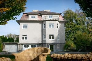 Family Wellhouse Green Garden direct in, sunny big garden, up to 16 pax, bikes for free, BBQ, sunbeds, parking for free, 15 min sound of music, Salzburg