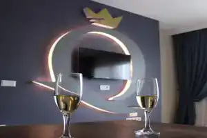 Quars Suite Apartments, Eksinoz