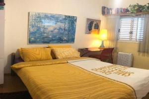 Comfortable quiet room with a private bathroom in shared apartment, Bnei Brak