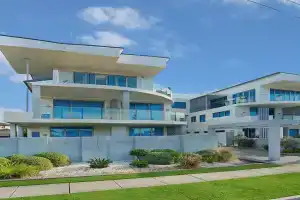 Samar Cove Unit 8 Apartments, The Entrance